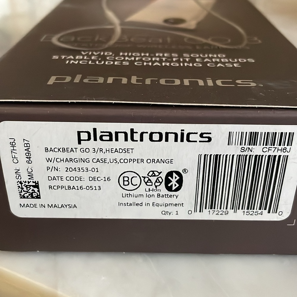 Plantronics BackBeat Go 3 sweat proof wireless earbuds. Silver and gold. NWT - Picture 2 of 3